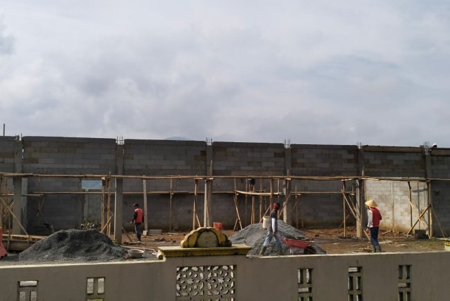 Babinsa Koramil 06 Kalibening Awasi Pengecoran Ring Balok KDKMP di Desa Bedana