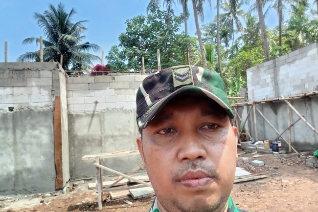 Babinsa Dampingi Pengerjaan Plester Dinding Dalam KDKMP di Desa Somawangi