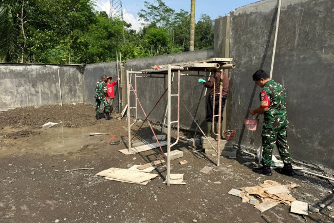 Babinsa Dampingi Progres Pengacian Dinding dan Leveling Tanah KDKMP di Desa Randegan