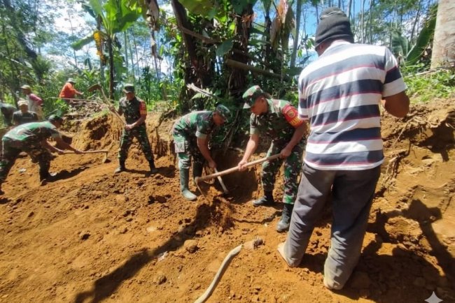 Babinsa Koramil 16 Pejawaran Melaksanakan Kerja Bakti bersama Masyarakat Pengecoran Jalan Usaha Tani