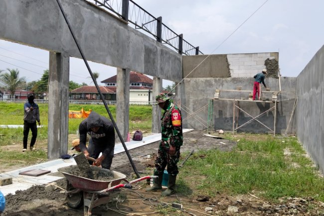 Babinsa Dampingi Pembangunan KDKMP Desa Linggasari