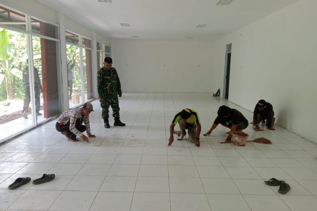 Babinsa Desa Wanakarsa Awasi Pembangunan KDKMP Fokus Pekerjaan Lantai Gudang dan Gerai