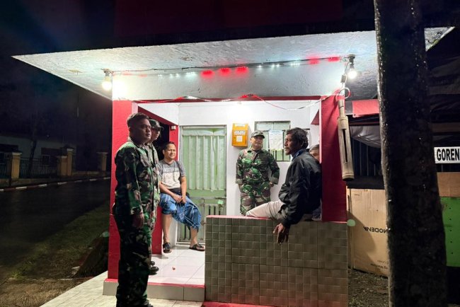 Anggota Koramil 12 Sigaluh Patroli Siskamling Bersama Warga Cegah Gangguan Kamtibmas