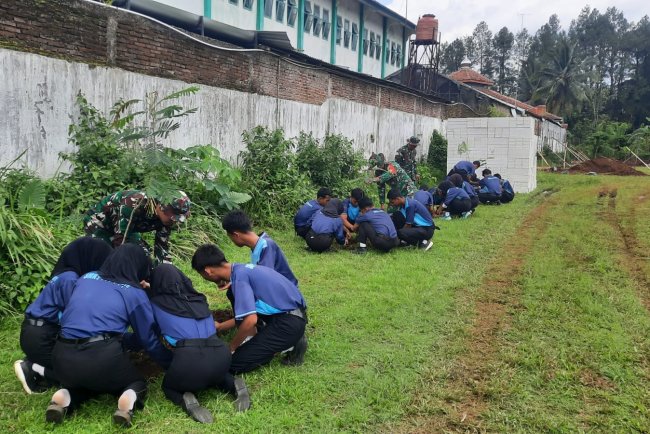 Koramil 03 Wanadadi dan SMK Cokroaminoto Bersinergi Tanam 100 Bibit Albasia 