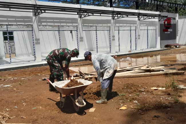 Babinsa Koramil 12 Sigaluh Dampingi Pembangunan KDKMP Desa Sawal