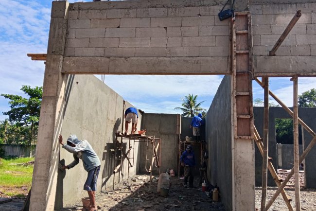 Babinsa Koramil 07 Mandiraja Awasi Progres Pembangunan KDKMP di Desa Somawangi