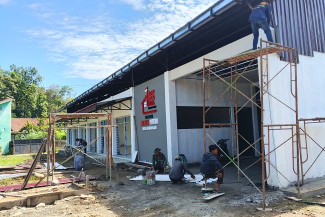 Di Balik Rangka Atap KDKMP Bandingan Semangat Gotong Royong Terus Terjaga