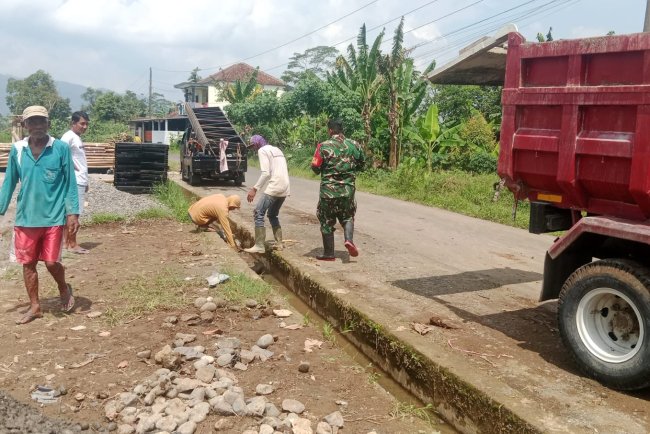 Babinsa Dampingi Pembangunan KDKMP Desa Pagelak