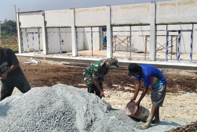 Dari Pondasi hingga Finishing Babinsa Dampingi Pembangunan KDKMP Desa Banjengan