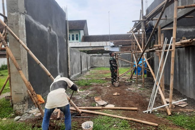 Sentuhan Akhir yang Menentukan Babinsa Dampingi Finishing KDKMP Desa Tapen