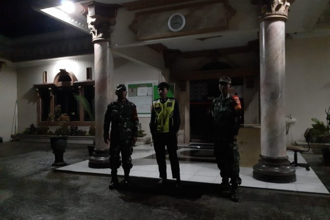 BABINSA KORAMIL 18/PAGENTAN MELAKSANAKAN PATROLI MALAM