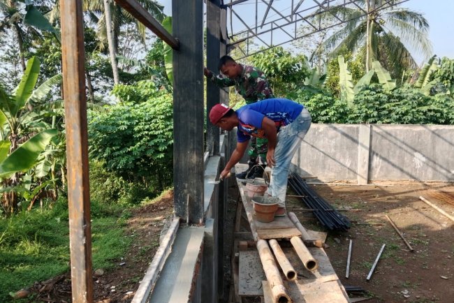 Keramik Mulai Terpasang KDKMP Purwasana Kian Menampakkan Wajah Akhir