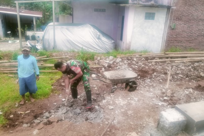 Babinsa Dampingi Pembangunan KDKMP Desa Bandingan Fokus Pengerjaan Saluran Keliling