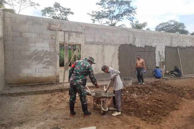 Babinsa Koramil 14 Madukara Awasi Pembangunan KDKMP di Desa Gununggiana