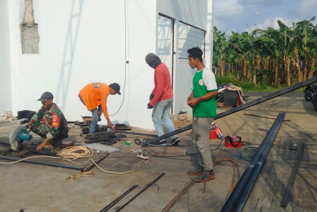 Babinsa Koramil 11 Punggelan Awasi Pembangunan KDKMP di Desa Tribuana