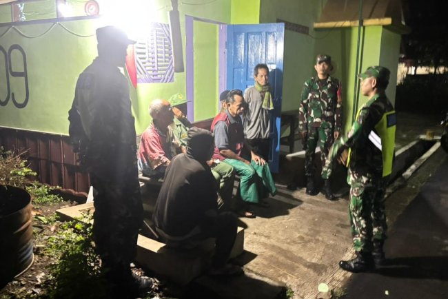 Babinsa Koramil 02 Klampok Bersama Satuan Linmas Dan Banser Aktif Dalam Kegiatan Siskamling