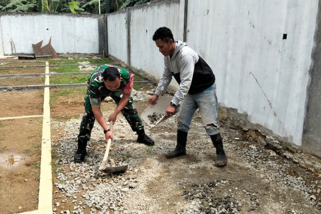 Babinsa Koramil 17 Wanayasa Awasi Pembangunan KDKMP di Desa Bantar