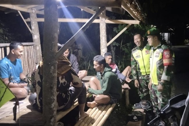 Babinsa Cek Pos Siskamling Desa Karangjambe Pastikan Keamanan Warga Tetap Terjaga