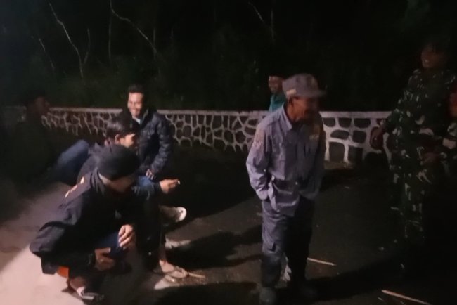 Meningkatkan kewaspadaan Babinsa Bersama Warga Melaksanakan Patroli Siskamling