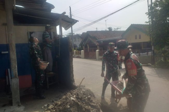 Babinsa Koramil 13 Banjarmangu Sigap Bantu Warga Bangun RTLH
