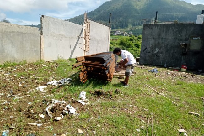 Babinsa Koramil 05 Batur Awasi Pembangunan KDKMP di Desa Sumberejo