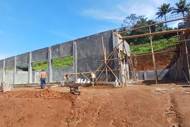 Babinsa Koramil 11 Punggelan Awasi Pembangunan KDKMP di Desa Tanjungtirta