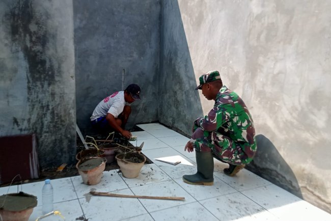 Babinsa Koramil 12 Sigaluh Dampingi Pembangunan KDKMP di Desa Tunggara