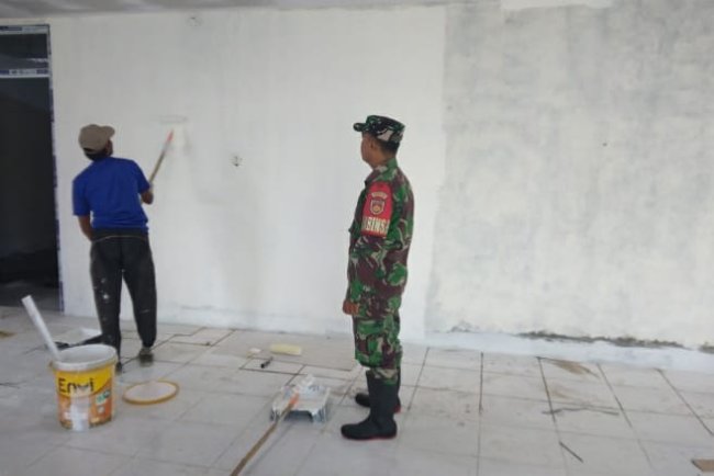 Babinsa Koramil 11 Punggelan Awasi Pembangunan KDKMP di Desa Danakerta