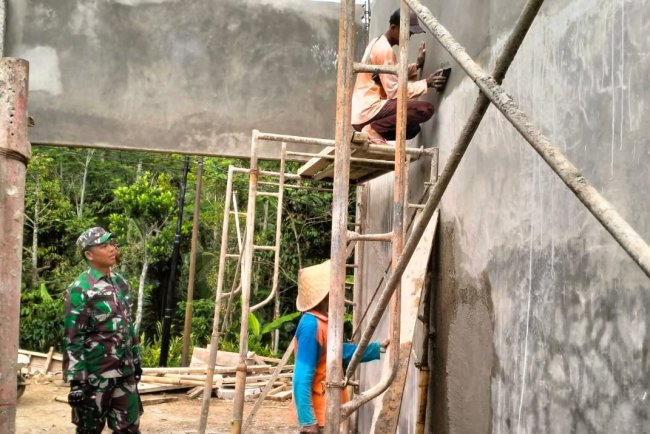 Babinsa Koramil 01 Banjarnegara Awasi Pembangunan KDKMP di Desa Tlagawera
