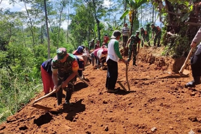 Babinsa Koramil 16 Pejawaran Turun Langsung ke Lapangan Melaksanakan Kerja Bakti