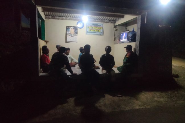 Patroli di Pos Kamling Desa kutawuluh