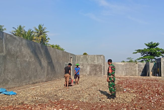 Babinsa Koramil 07 Mandiraja Awasi Pembangunan KDKMP di Desa Somawangi
