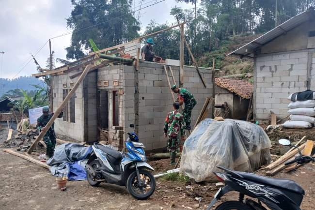 Anggota Koramil 17 Wanayasa Kerja Bakti Bantu pembangunan RTLH