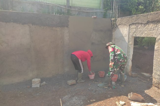 Babinsa Koramil 12 Sigaluh Dampingi Pembangunan KDKMP di Desa Singamerta