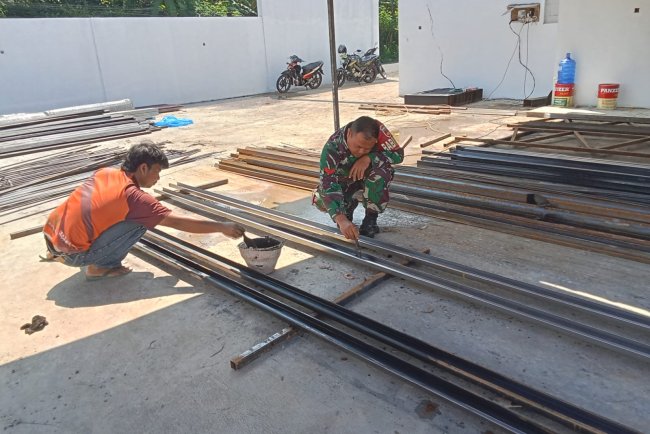 Babinsa Koramil 11 Punggelan Awasi Pembangunan KDKMP di Desa Punggelan