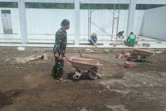 Babinsa Koramil 12 Sigaluh Awasi Pembangunan KDKMP di Desa Randegan