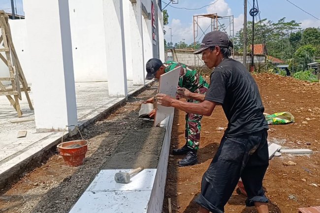Babinsa Koramil 11 Punggelan Awasi Pembangunan KDKMP di Desa Petuguran