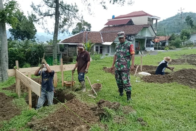 Babinsa Koramil 18 Pagentan Awasi Pembangunan KDKMP di Desa Kayuares