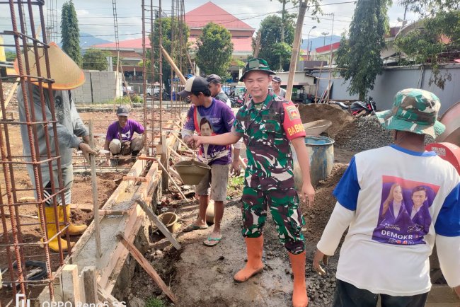 Babinsa Koramil 12 Sigaluh Awasi Pembangunan KDKMP di Kelurahan Kalibenda