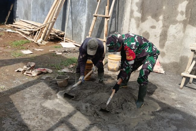 Babinsa Koramil 18 Pagentan Awasi Pembangunan KDKMP di Desa Kasmaran