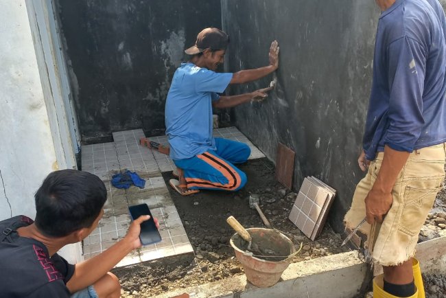 Babinsa Koramil 15 Rakit Awasi Pembangunan KDKMP di Desa Adipasir