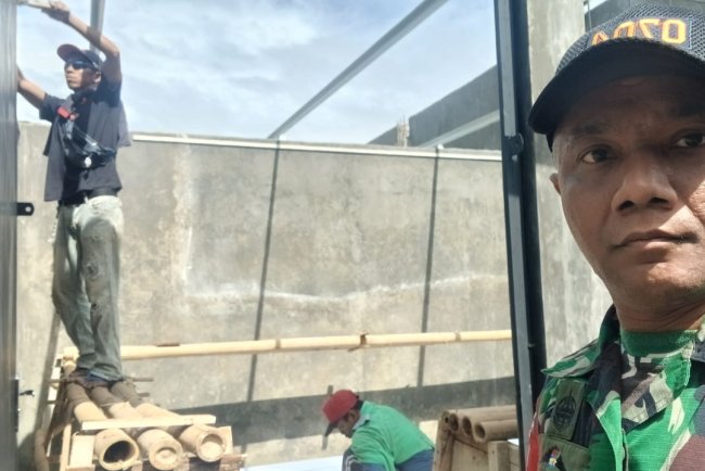 Babinsa Koramil 11 Punggelan Awasi Pembangunan KDKMP di Desa Tanjungtirta