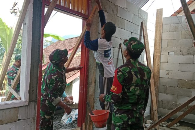 Babinsa Ikut Serta Dukung Program Rtlh