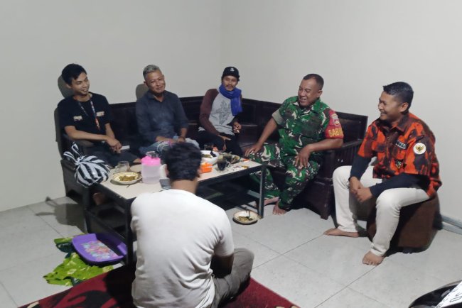 Babinsa Koramil 11 Punggelan Bersama Ormas Dan Warga Laksanakan Patroli Malam Hari