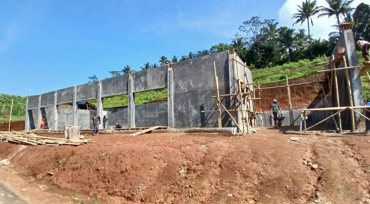 Di Tengah Debu dan Keramik KDKMP Tanjungtirta Terus Berbenah