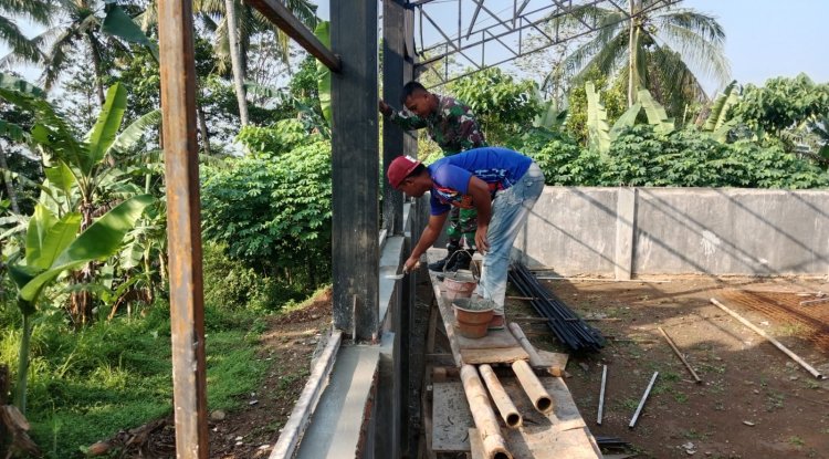 Keramik Mulai Terpasang KDKMP Purwasana Kian Menampakkan Wajah Akhir