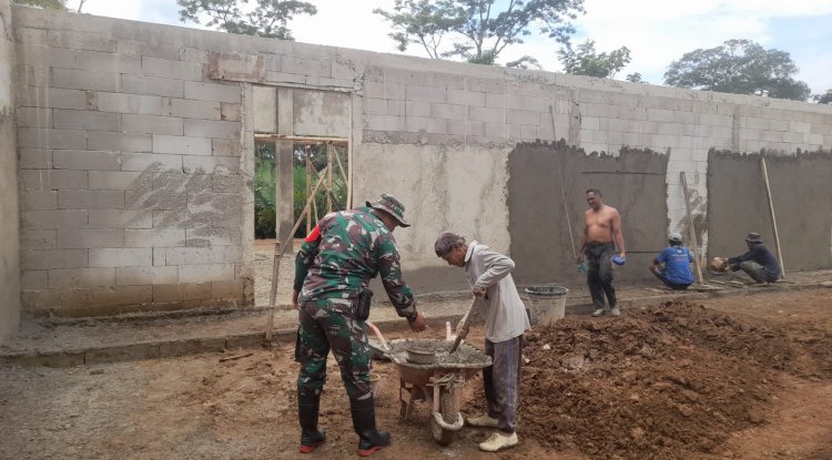 Babinsa Koramil 14 Madukara Awasi Pembangunan KDKMP di Desa Gununggiana