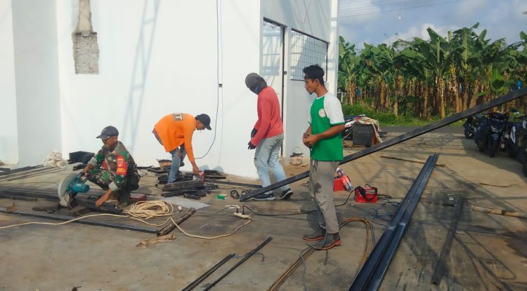 Babinsa Koramil 11 Punggelan Awasi Pembangunan KDKMP di Desa Tribuana