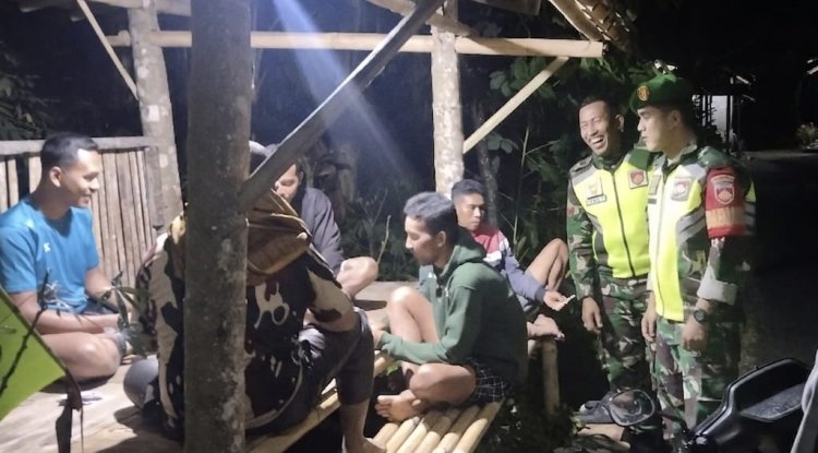 Babinsa Cek Pos Siskamling Desa Karangjambe Pastikan Keamanan Warga Tetap Terjaga