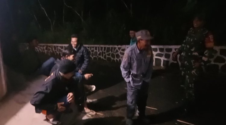 Meningkatkan kewaspadaan Babinsa Bersama Warga Melaksanakan Patroli Siskamling